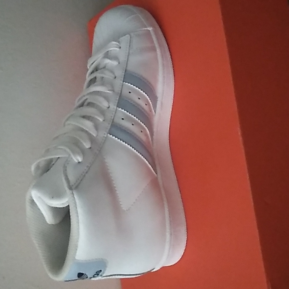 ADDIDAS PRO MODEL Blue &White 7Y men =8.5 Women - Picture 3 of 8